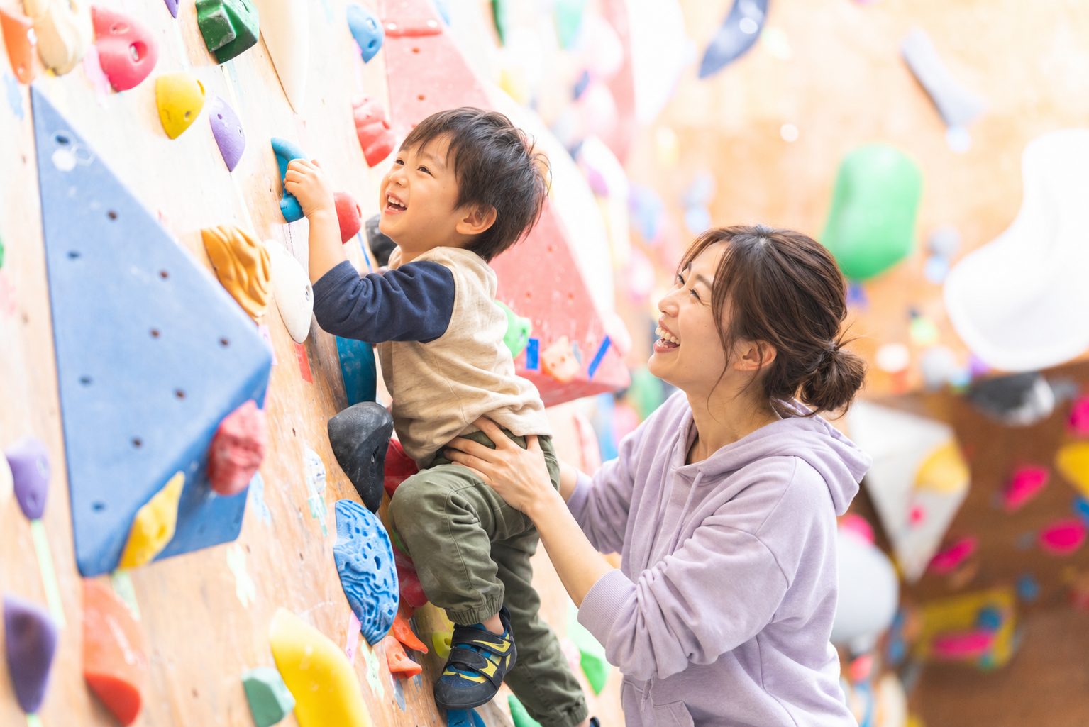 子どもと一緒に壁に向かう親