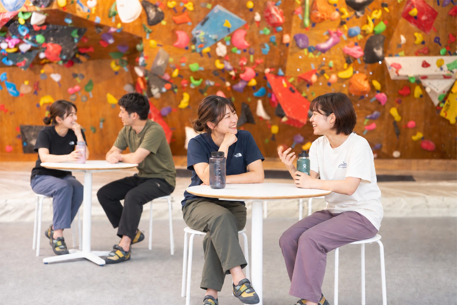 休憩スペースで話す人たち