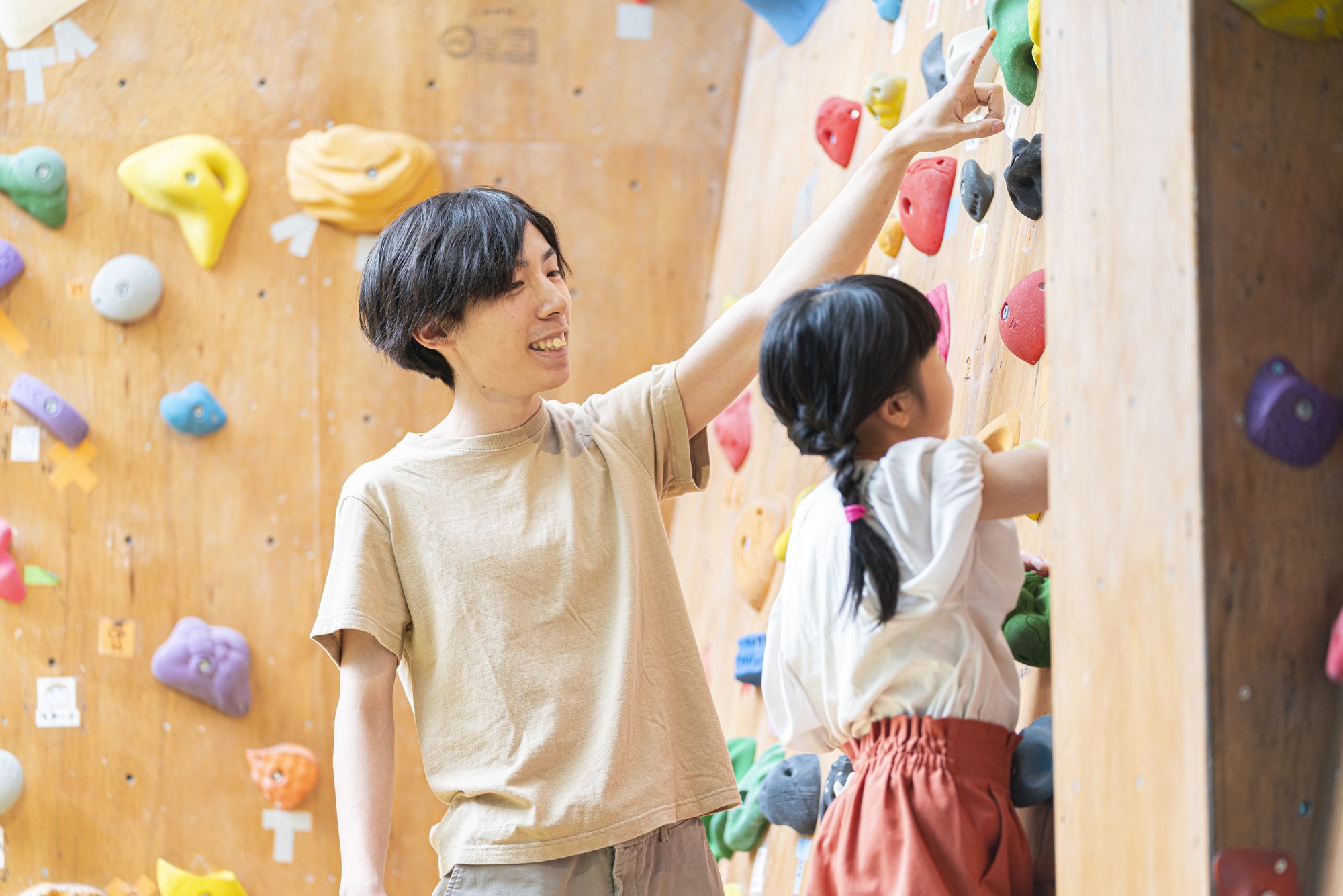親子でリッジラインのボルダリング課題を確認している様子